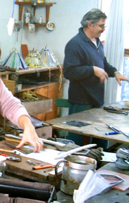 alfredo peratta trabajando vitraux